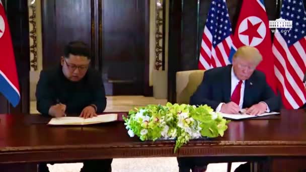 2018 Prezydent Usa Donald Trump Północnokoreański Dyktator Kim Jong Podpisują — Wideo stockowe
