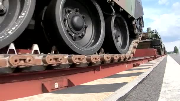 2018 Natos Stridsvagnar Och Militärfordon Flyttas Över Europa Med Tåg — Stockvideo