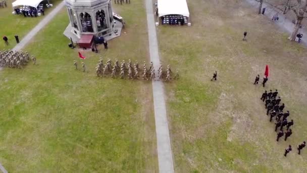 Flyg Över Armén Trupper Marscherar Olika Formationer Offentlig Park — Stockvideo