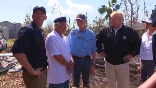 2018 トランプ大統領は フロリダ州リン ヘヴンのハリケーン マイケルの生存者に耳を傾ける — ストック動画