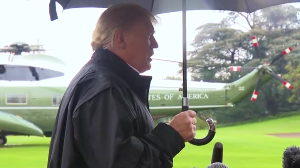 2018 Präsident Donald Trump Spricht Vor Reportern Pressekorps Und Verteidigt — Stockvideo