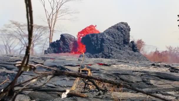 Lava Stroming Borrelend Gas Tijdens Uitbarsting Van Kilauea Vulkaan Hawaï — Stockvideo