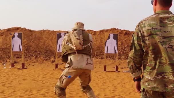 西アフリカのニジェール ブルキナファソ セネガルの警察と軍隊を武器と指揮戦術で訓練する — ストック動画