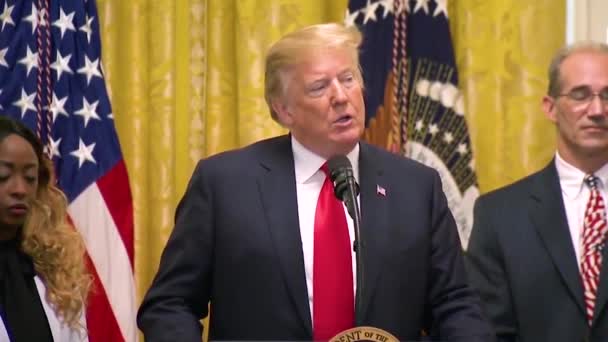 2018 Usa President Donald Trump Hedrar Offren För Capital Gazette — Stockvideo