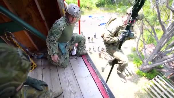 2018 Basisopleiding Mariniers Omvat Soldaten Die Ratelen Snelle Touwoefeningen — Stockvideo