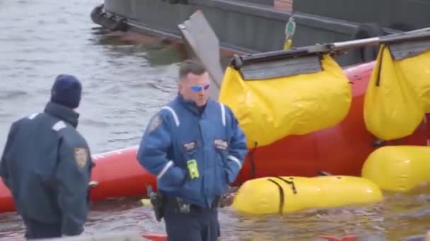 2018 Ntsb Onderzoekers Heffen Een Helikopter Die Neerstortte East River — Stockvideo