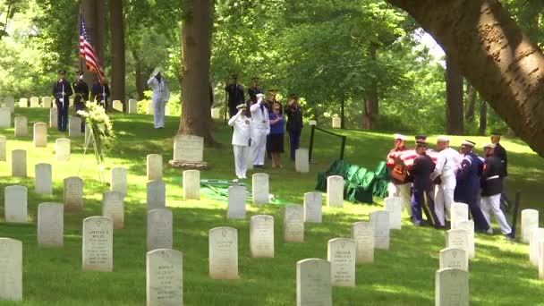 2018年 美国前国防部长弗兰克 卡鲁奇 Frank Carlucci 在弗吉尼亚州阿灵顿的阿灵顿国家公墓 Arlington National Cemetery 第48区参加了美国前国防部长弗兰克 — 图库视频影像