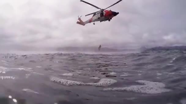2018 沿岸警備隊のヘリコプターの捜索救助任務の水からのPov — ストック動画