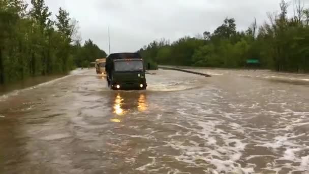 2018 Fahrzeuge Der Nationalgarde Fahren Während Des Hurrikans Florence Durch — Stockvideo