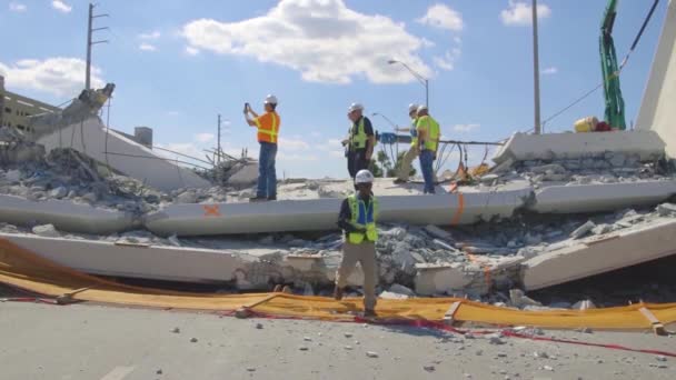 2018 Ntsb Inspecteurs Kijken Naar Instorting Van Een Voetgangersbrug Het — Stockvideo