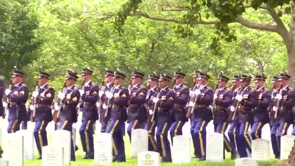 2018年 バージニア州アーリントン国立墓地第48区の元米国防長官フランク カルルッチの合同軍事栄誉葬儀に米軍の5つの支部のメンバーが参加 — ストック動画