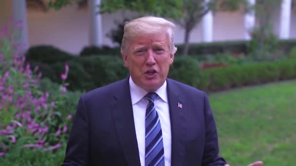 2018 Präsident Donald Trump Kündigt Den Hurrikan Florence Und Mahnt — Stockvideo