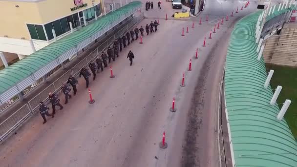 2019年 美国海关和边境巡逻队在美国墨西哥边境墙进行防暴演习 — 图库视频影像