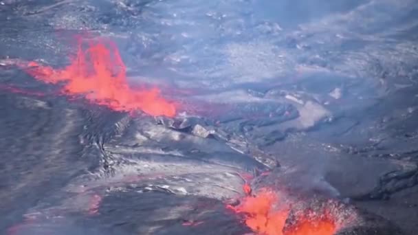 Lava Stroming Borrelend Gas Tijdens Uitbarsting Van Kilauea Vulkaan Hawaï — Stockvideo