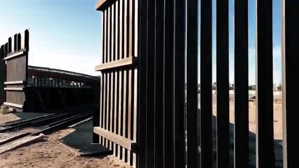 Circa 2010 完成したエルパソの西端 米国側を走る車からのショット4マイル18フィートのボラードバリア 2019 — ストック動画