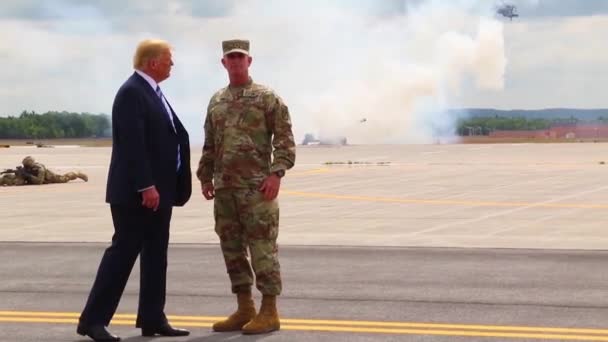2018年 美国总统唐纳德 特朗普在访问纽约州德鲁姆堡签署2019年国防授权法案时向指挥官致意并观看空中展示 — 图库视频影像