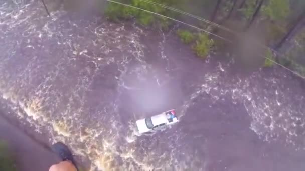 2018 Equipo Búsqueda Rescate Rescata Hombre Atrapado Aguas Inundación Camión — Vídeo de stock