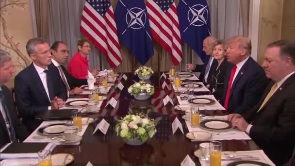 2018 Präsident Donald Trump Kritisiert Während Eines Frühstücks Beim Nato — Stockvideo