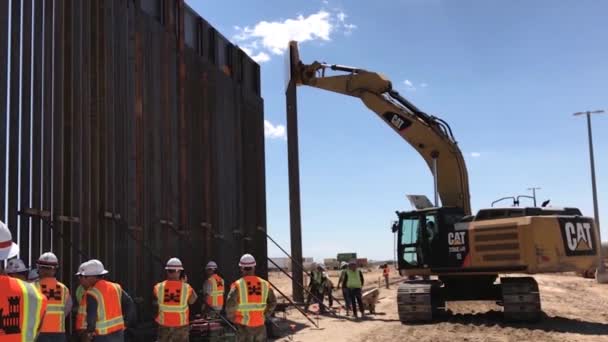 Het Army Corps Engineers Richt Een Meter Hoog Paneel Bij — Stockvideo