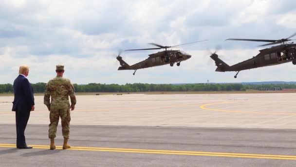 2018 Président Américain Donald Trump Salue Les Commandants Assiste Défilé — Video