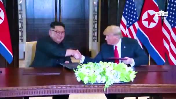 2018 President Donald Trump North Korean Dictator Kim Jong Sign — Stock Video