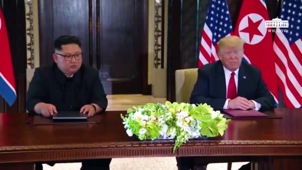 2018年 ドナルド トランプ米大統領と金正日 ジョンウン 北朝鮮の独裁者がシンガポールでの歴史的な首脳会談で文書に署名 — ストック動画