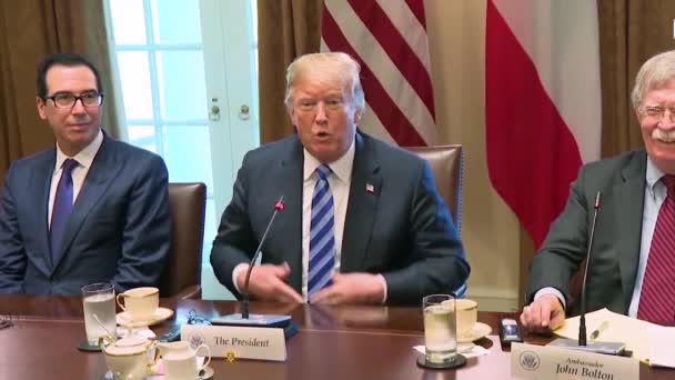 2018 米国大統領ドナルド トランプは カナダの脅威と関税および貿易障壁について話し スティーブ ムンチンとジョン ボルトンが隣接しています — ストック動画