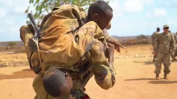 2018 ジブチ軍 Fad のメンバーは 砂漠でコマンド襲撃を実行し 負傷者を救助する — ストック動画