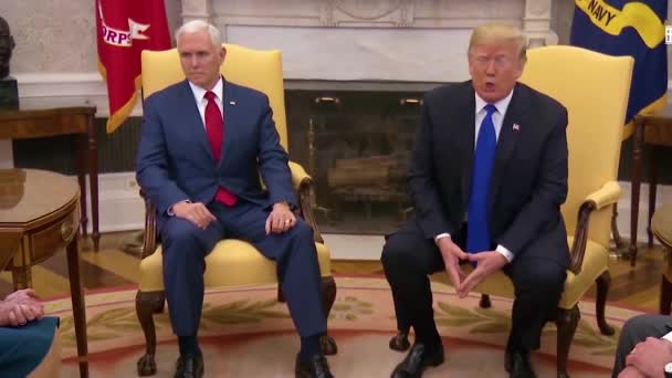2018 ドナルド トランプ米大統領は 移民と国境の壁を議論し 議論に入るためにホワイトハウスでチャック シューマーとナンシー ペロシと会う — ストック動画