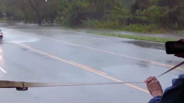 2018年 佛罗伦萨飓风洪水期间海岸警卫队人员救援和疏散受困人员 — 图库视频影像
