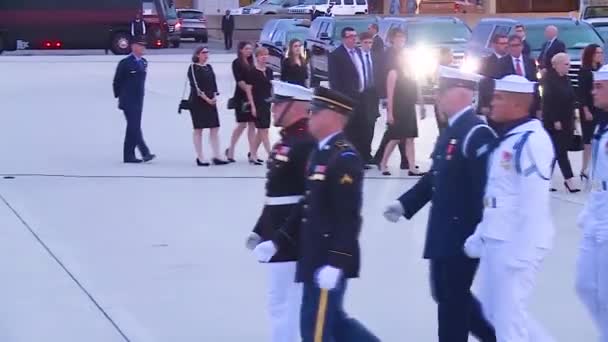 2018年 参议员约翰 麦凯恩 John Mccain 正式参加葬礼 士兵们抬着盖着国旗的棺材 — 图库视频影像