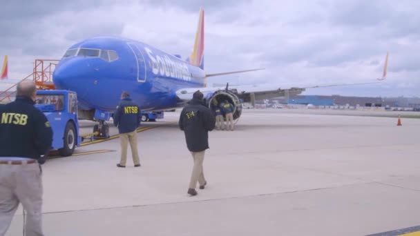 2018年 Ntsb视察员看到一架飞机引擎在西南航空的飞行中在半空中坠毁 — 图库视频影像