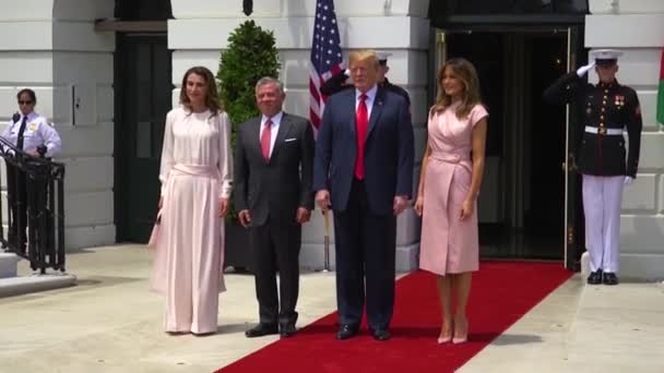 2018 ドナルド トランプ米大統領とメラニア トランプ夫人は ホワイトハウスでの国賓訪問のためにヨルダン王と女王を歓迎します — ストック動画