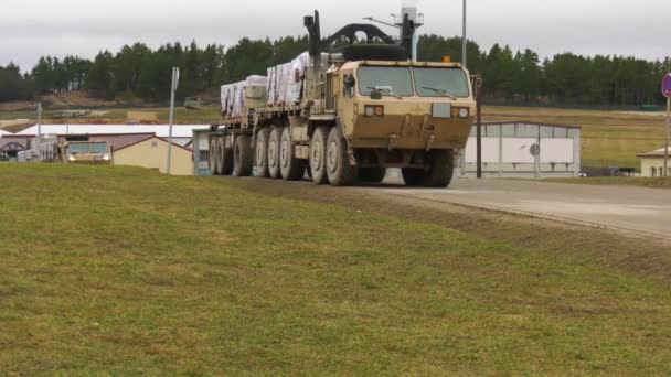 2018 Americký Armádní Konvoj Vojáků Zásob Pohybuje Blátivé Cestě Německu — Stock video
