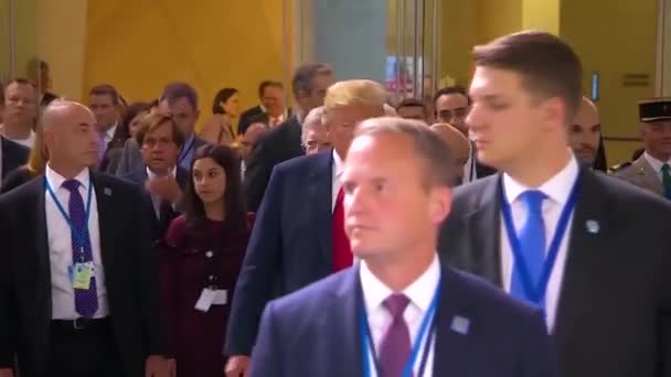 2018 ドナルド トランプ米大統領は フランスのエマニュエル マクロン大統領とのNato首脳会談で群衆を通って移動します — ストック動画