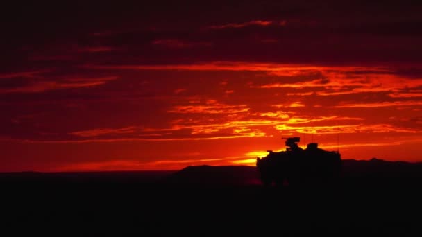 2018 Konwój Amerykańskich Czołgów Wojskowych Podróżuje Zachodzie Lub Wschodzie Słońca — Wideo stockowe