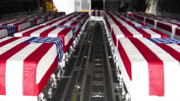 2018年 悬挂国旗的美军阵亡士兵的棺材乘坐C 130货机返回家园 — 图库视频影像