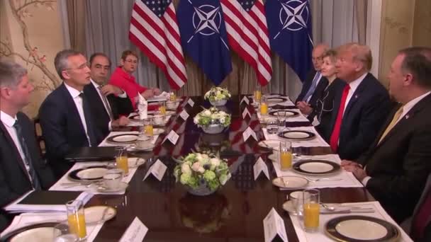 2018 Präsident Donald Trump Kritisiert Während Eines Frühstücks Beim Nato — Stockvideo