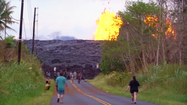 2018年 夏威夷国民警卫队公共事务媒体小组在基劳厄火山喷发期间护送媒体进入莱拉尼庄园 目睹邻近两个地区活跃的裂缝和熔岩流 — 图库视频影像