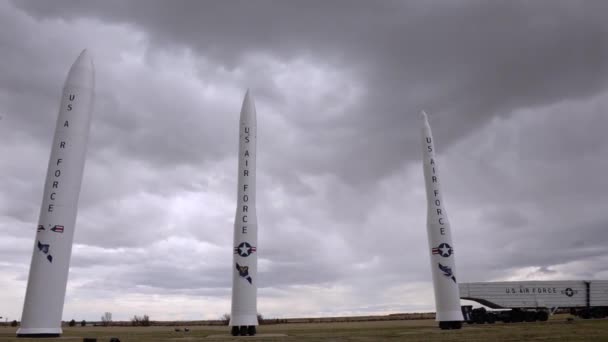 2017年 看到洲际弹道导弹在万登堡空军基地的阴天站立 — 图库视频影像