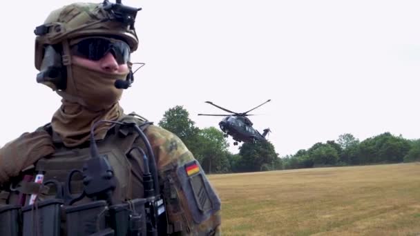 2018 Soldado Alemán Encuentra Campo Que Helicóptero Militar Aterriza Segundo — Vídeo de stock