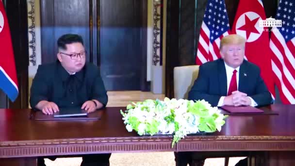 2018 도널드 트럼프 대통령 김정일 독재자가 역사적 싱가포르 회담에서 문서에 — 비디오