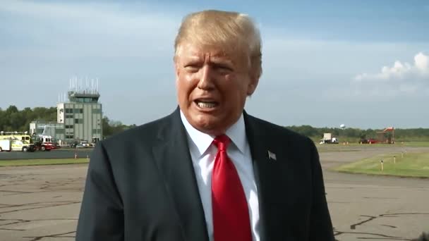 President Trump Säger Att Han Stöder Starka Bakgrundskontroller För Att — Stockvideo