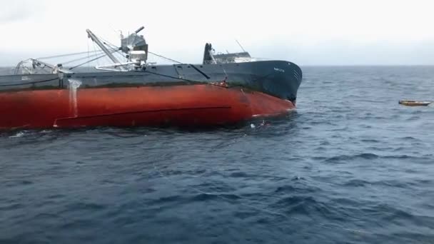 2019 Amerikanska Kustbevakningsbåtar Närmar Sig Marjuita Ett Kapsejsat Ecuadorianskt Fiskefartyg — Stockvideo