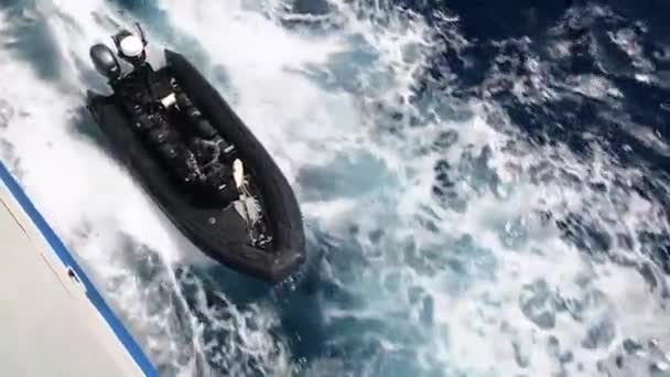 2019 Katari Katonák Kis Hajókon Utaznak Egy Hajó Mellett Vörös — Stock videók