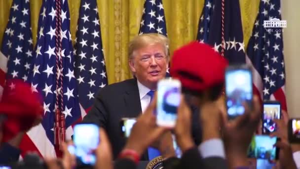 2019 Präsident Donald Trump Blickt Bei Einer Kundgebung Liebevoll Auf — Stockvideo