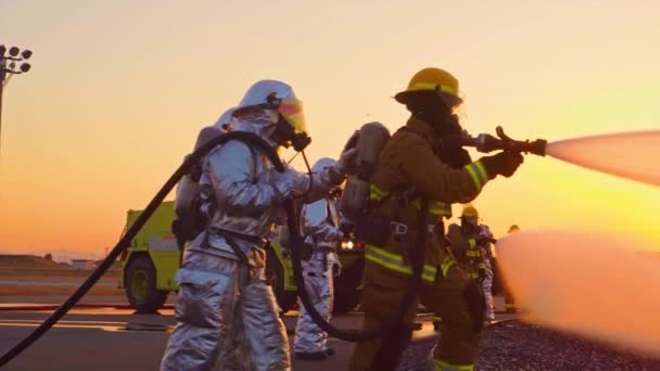 2019 Aircraft Rescue Fire Fighting Arff Marinsoldater Genomför Brandövningar Efter — Stockvideo
