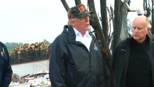 2019年 ドナルド トランプ米大統領とジェリー ブラウン元知事がカリフォルニア州の山火事の状況について話し合う トランプはプレジャーと呼ばれる町でパラダイスの町をミス — ストック動画