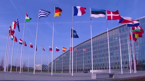 2019 Bandeiras Otan Exterior Sede Otan Durante Reunião Ministros Defesa — Vídeo de Stock