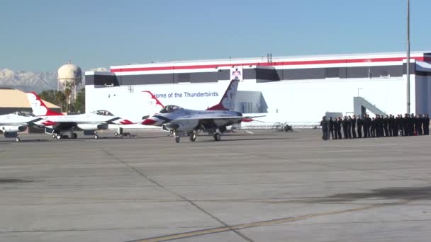 2019 米国空軍サンダーバード実証飛行隊が航空ショーの準備をする — ストック動画